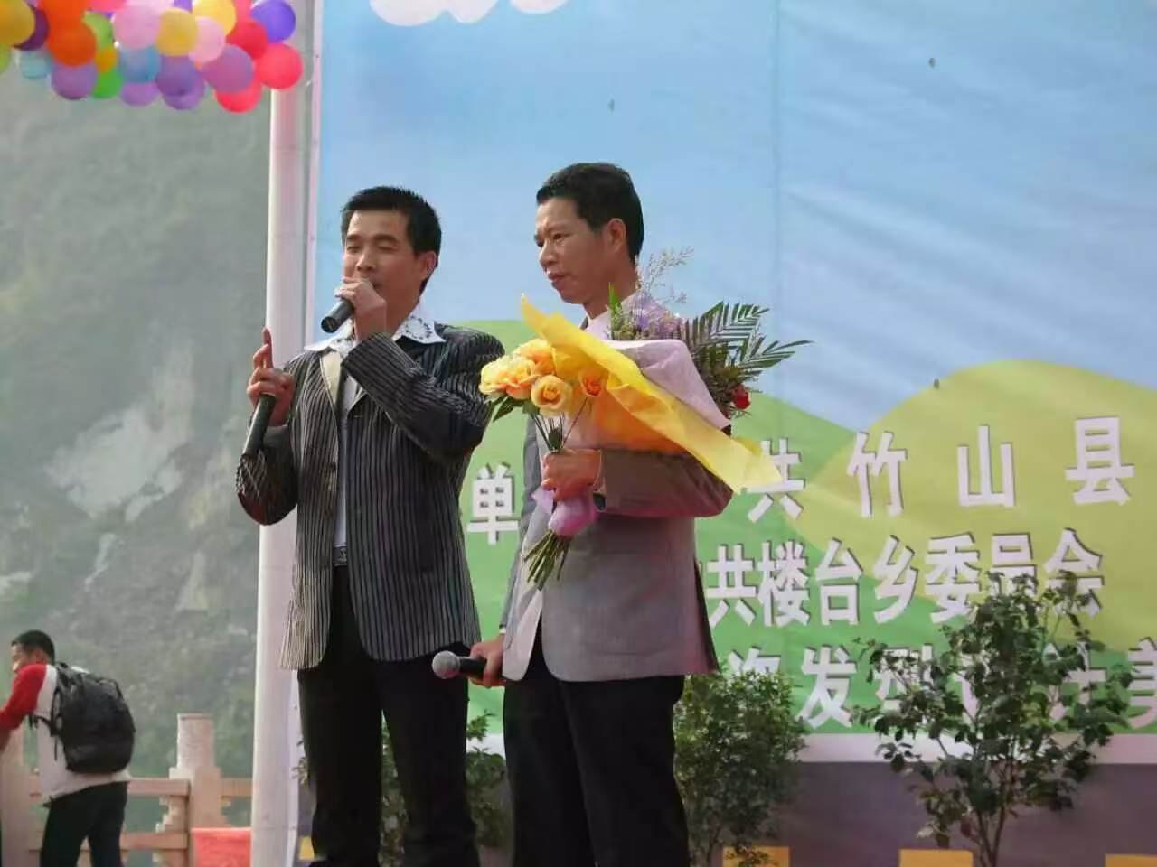 歌手献花合影